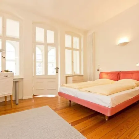 Astrid, T1 Duesseldorf Apartment *